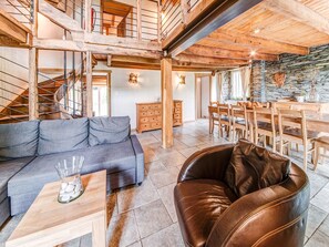 テレビ、暖炉、DVD プレーヤー