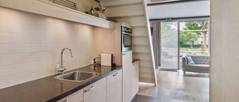 Jääkaappi, mikroaaltouuni, liesi, astianpesukone