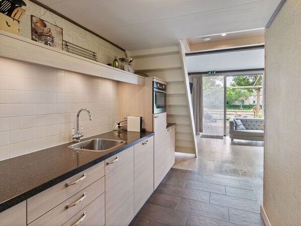 Jääkaappi, mikroaaltouuni, liesi, astianpesukone