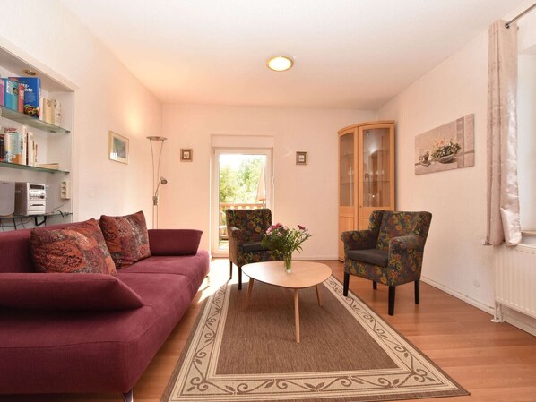 تلفزيون، مدفأة، مشغل دي في دي، تنس طاولة