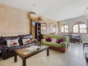 TV, lareira, pebolim, mesa de pingue-pongue