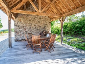 Outdoor dining - Charming Rural Retreat (Bourseigne-Neuve)