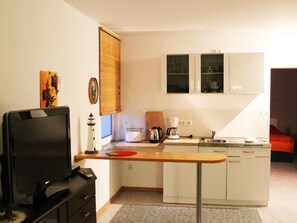 Refrigerador, microondas, parrilla de estufa y cafetera y tetera 