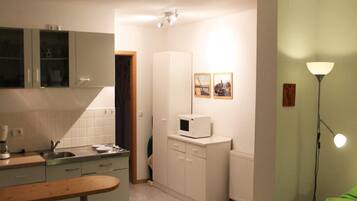 Kühlschrank, Mikrowelle, Herdplatte, Wasserkocher mit Kaffee-/Teezubehör