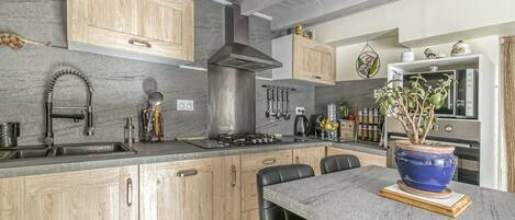 Fridge, oven, stovetop, dishwasher