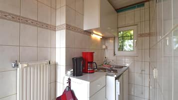 Kühlschrank, Herdplatte, Wasserkocher mit Kaffee-/Teezubehör
