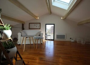 Télévision, table de tennis de table, chaîne hi-fi