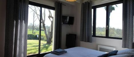 4 Schlafzimmer, Schreibtisch, Bügeleisen/Bügelbrett, Reisekinderbett