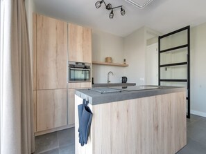 Kjøleskap, mikrobølgeovn, kokeplater og oppvaskmaskin