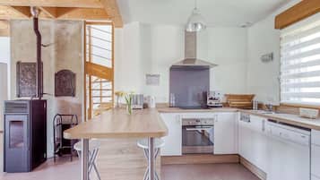 Frigorifero, microonde, forno, piano cottura