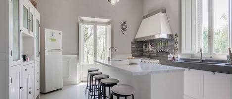 Réfrigérateur, four, plaque de cuisson, lave-vaisselle