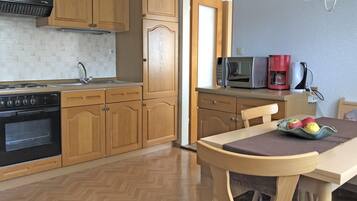 Kjøleskap, mikrobølgeovn, ovn og kokeplater