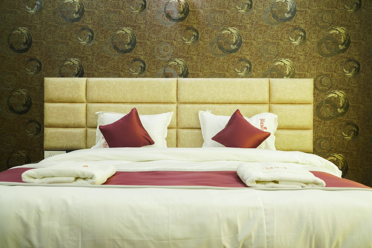 Hypo-allergenic bedding, in-room safe, desk, iron/ironing board