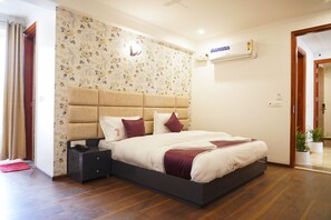 Ropa de cama hipoalergénica y caja de seguridad en la habitación 