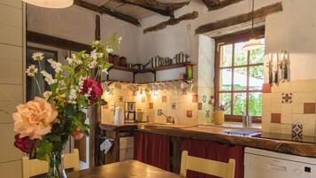 Réfrigérateur, micro-ondes, plaque de cuisson, lave-vaisselle