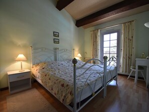4 bedrooms, iron/ironing board, WiFi