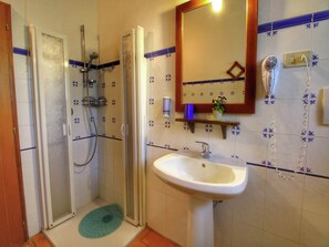 Bathtub, bidet