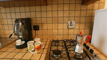 Frigorifero, microonde, forno, piano cottura