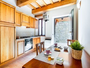 Four, tables à manger