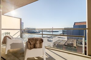 A balcony with a view of a marina and buildings. - Modern Apartment in Den Haag (Den Haag)
