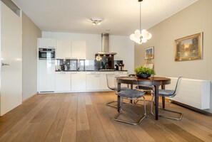 Dining Room - Modern Apartment in Den Haag (Den Haag)