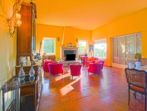TV, fireplace, books - Elegant Countryside Villa (Montefiascone)