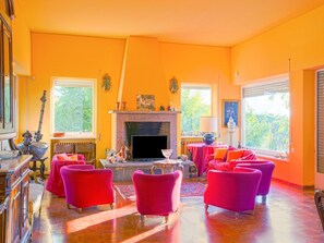 TV, fireplace, books - Elegant Countryside Villa (Montefiascone)