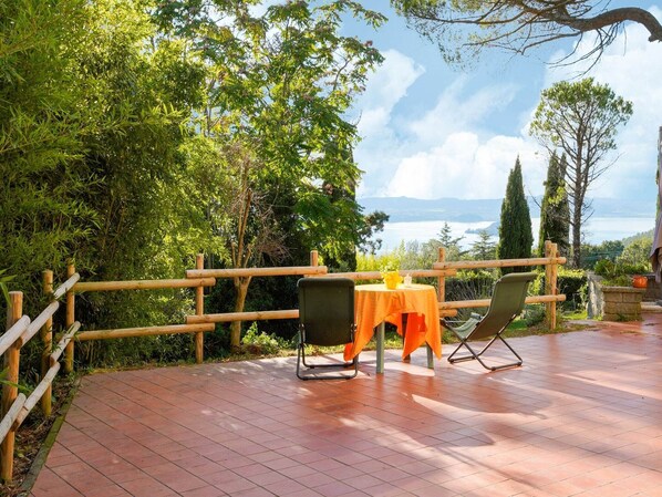Outdoor dining - Elegant Countryside Villa (Montefiascone)