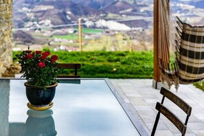 Outdoor dining - Typical Piedmontese house in the Langhe (Vesime)