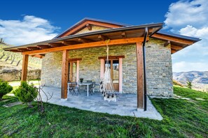 Outdoor dining - Typical Piedmontese house in the Langhe (Vesime)
