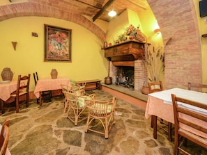 Dining - Holiday Home in Monte Santa Maria with Pool (Monte Santa Maria in Tiberina)
