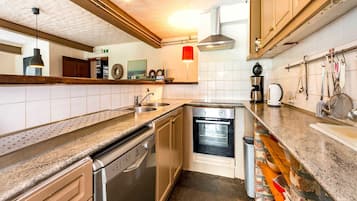 Een koelkast, een magnetron, een oven, een kookplaat