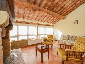 Téléviseur, foyer, table de baby-foot, table de ping-pong