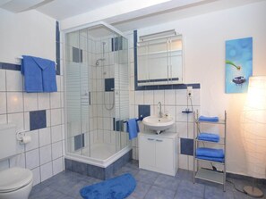 Combined shower/bathtub - Gruppenferienhaus im Sauerland (Schmallenberg-Oberkirchen)