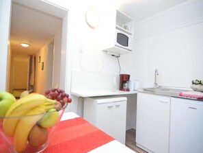 Kjøleskap, mikrobølgeovn, kokeplater og kaffetrakter/tekoker
