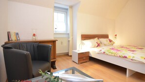 A bedroom with a bed, a desk, a chair, and a window. - Wohnung nahe dem Skigebiet in Wehrstapel (Meschede)