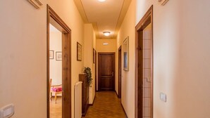 Un pasillo estrecho con puertas de madera y un radiador.
