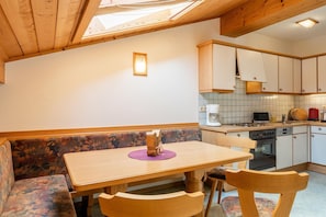 Fridge, oven, stovetop, dishwasher - Chalet in Mittersill near Ski Slopes (Mittersill)
