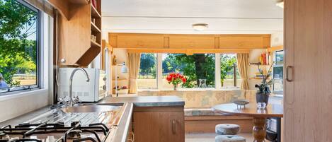 ثلاجة، ميكروويف، موقد طهي مسطح، ماكينة لصنع القهوة/الشاي