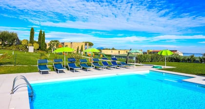 Rosa dei Venti: 1 bedroom std, lake view apartment, 2 pools, central location