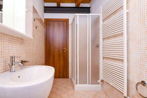 Een douche, een bidet, handdoeken