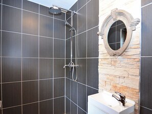 Douche, serviettes fournies