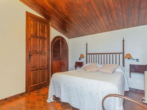 5 bedrooms, iron/ironing board