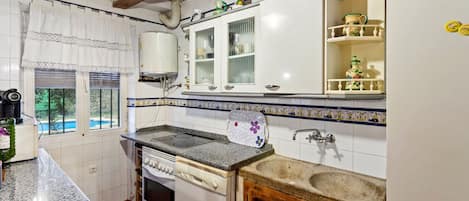 Frigorifero, microonde, forno, piano cottura