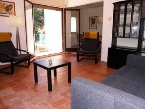 TV, fireplace - Belvilla by OYO Casa Rey (Begur)