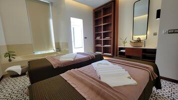 Couples treatment rooms, body treatments, aromatherapy