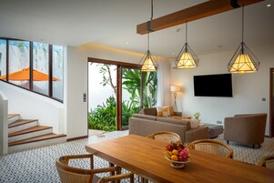 Villa de lujo, 3 habitaciones, piscina privada | Zona de estar | Smart TV de 52 pulgadas con canales digitales, una televisión