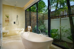 Separate bathtub and shower, deep-soaking bathtub, rainfall showerhead - WAKA VILLA Private Resort & Spa 16 + Adults Only (Siem Reap)