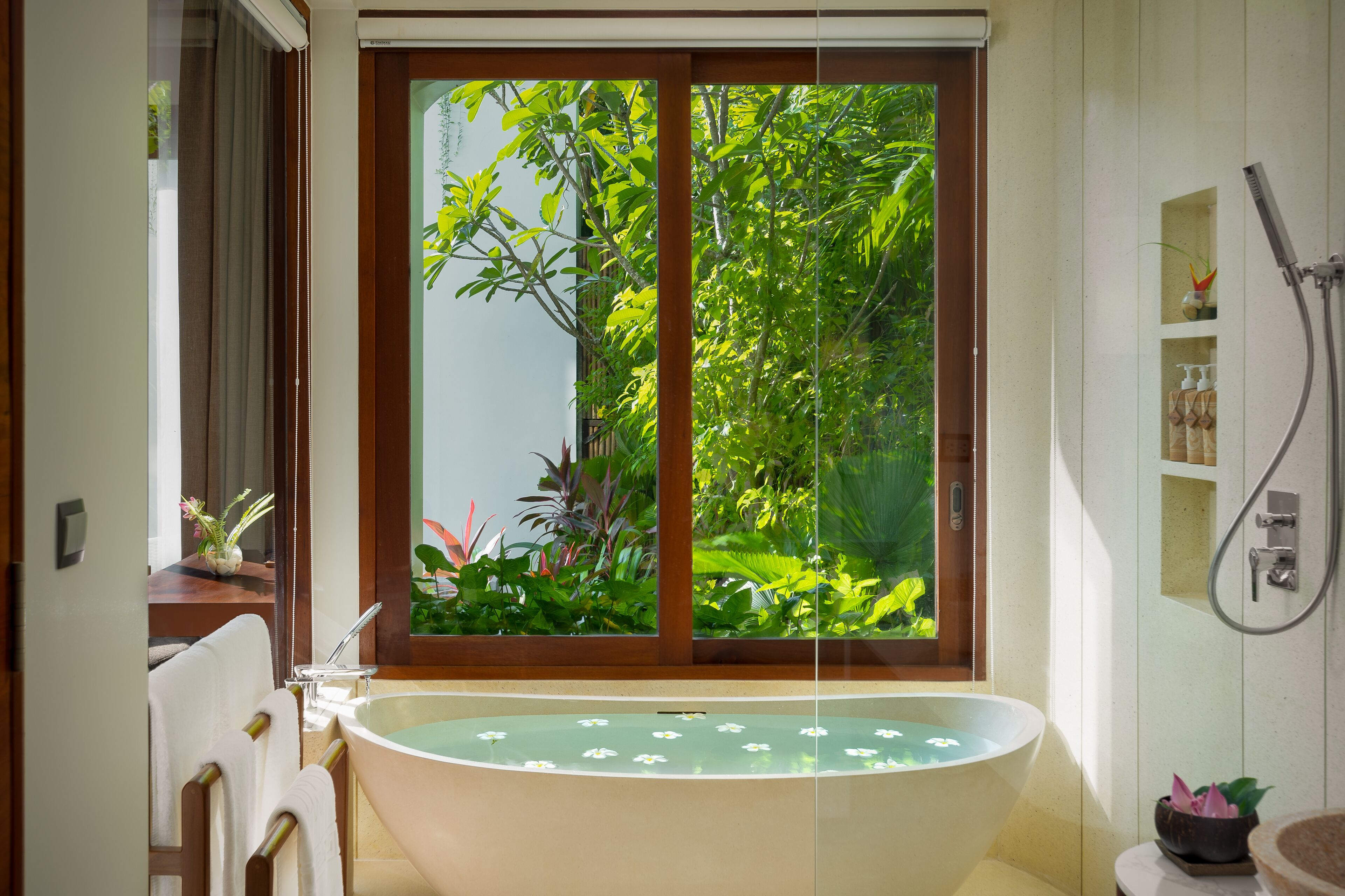 Luxe villa, 3 slaapkamers, privézwembad | Badkamer | Een aparte badkuip en douche, een diep bad, een regendouche