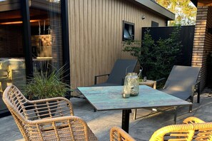 Outdoor dining - Wellness Retreat with Private Hot Tub (Dalerveen)